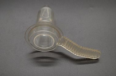 L'individu de plastique clair a allumé le Speculum anal jetable chirurgical